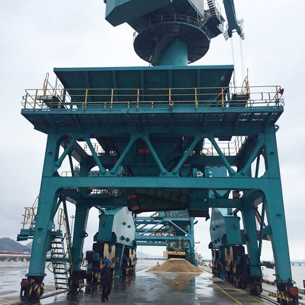 Moving receiving hopper